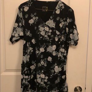 WINK SCRUB TOP SIZE MEDIUM